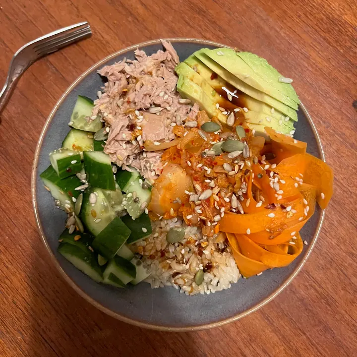 Poke bowl with tuna, avocado, cucumber and carrot